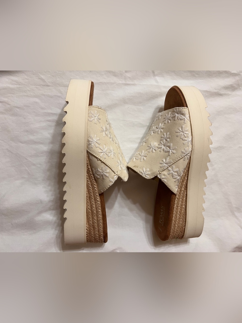 TOMS Cream Embroidered Slide Mules size 8.5 - Picture 3 of 6